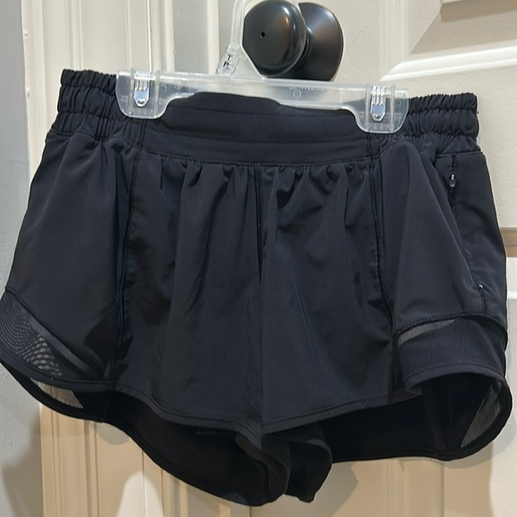 Size 4, 2.5” lululemon hotty hot shorts - Picture 1 of 3